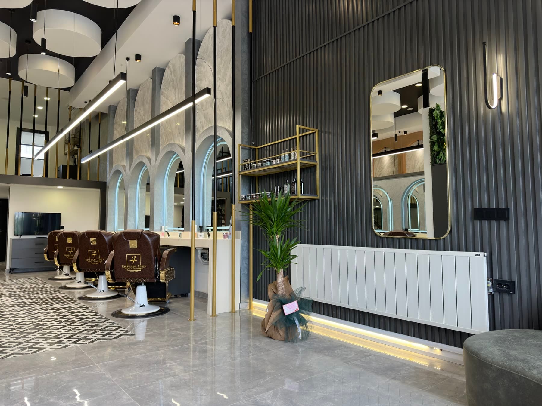 Yenişehir salonu — altın detaylı iç mekân
